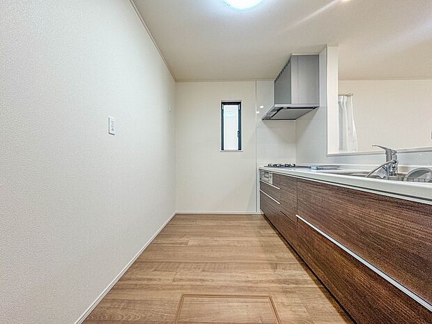 A号棟【キッチン】ナチュラルな自然光の中での調理。会話が弾む対面型キッチン。お洒落な食器類を余裕で収納できるスペース。動きやすい女性目線のキッチン動線。これからはお料理をつくる時間が劇的に変…