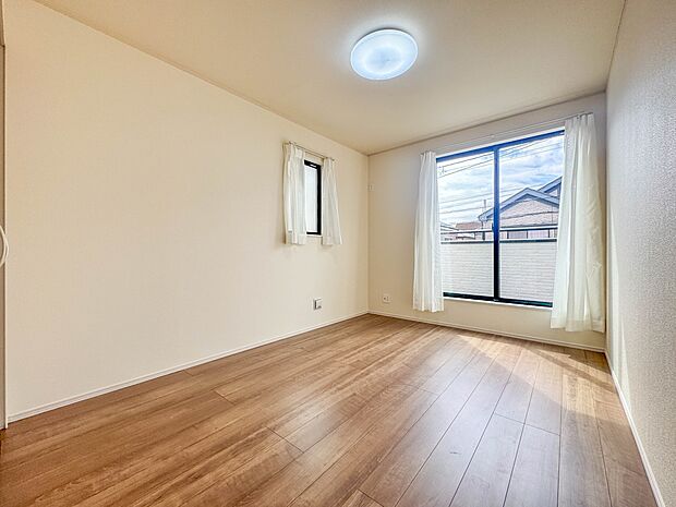 A号棟【寝室6.5帖】シンプルな内装はおしゃれのポイントです。シンプルは華美より飽きがこないからです。色や模様でおしゃれ感をだす。それがシンプルイズビューティーです。