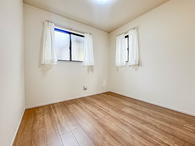 A号棟【子供部屋4.5帖】お子様のお部屋にぴったりなクロークを備えたフローリング仕様の洋室です。