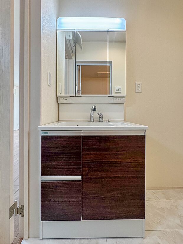 A号棟【洗面台】大きく見やすい三面鏡で清潔感ある洗面台は、身だしなみチェックや肌のお手入れに最適です。