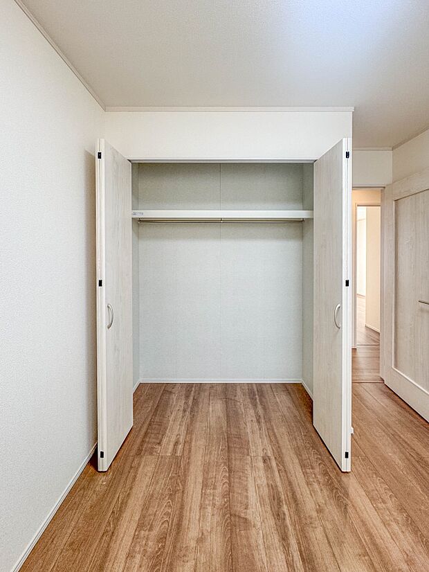 A号棟【収納　子供部屋4.5帖】衣類をたくさんお持ちの方も、限られたスペース内に無理なく収納することができます。
