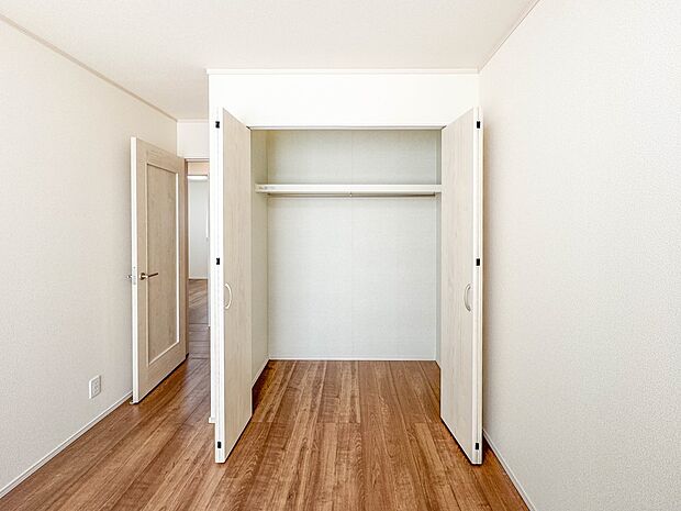 A号棟【収納　寝室6.5帖】各部屋を最大限に広く使って頂ける様、全居住スペースに収納付。プライベートルームはゆったりと快適に。