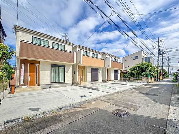 【前面道路4M】家の前をまっすぐの通りが走っている。クルマは少なく、人々は毎朝、ウォーキング、ジョギング、犬の散歩など、フリーな朝時間を過ごしている。