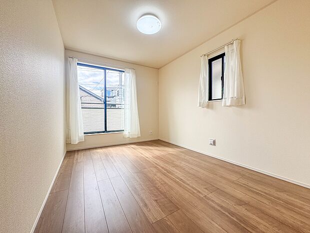 A号棟【洋室6.5帖】柔らかな陽光とフローリングの色味が調和した快適な空間。