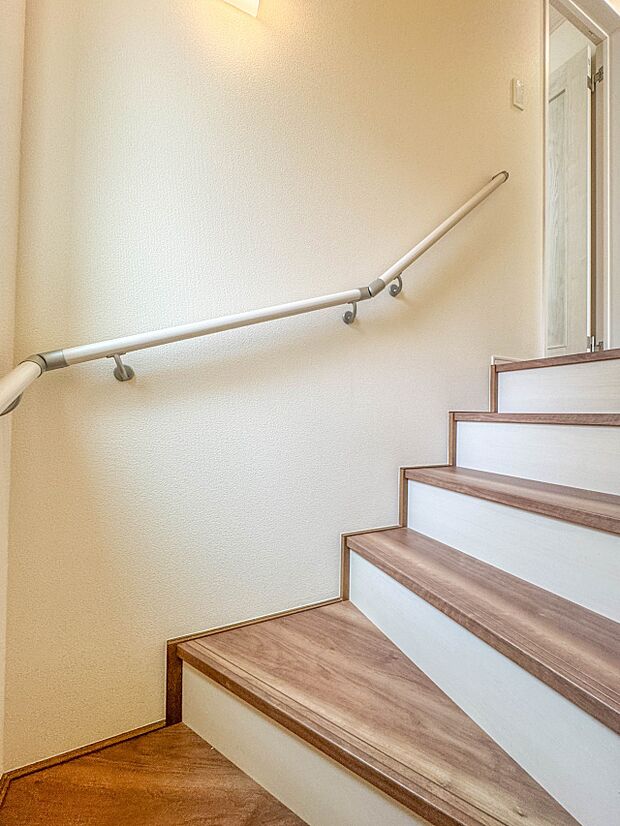 A号棟【手すり付階段】手すりがないと階段の昇り降りで危険なことはもちろん、壁に手をつきながら歩くことで壁紙が汚れやすくなります。すべての方に快適に昇り降りしていただくため、手すりを設置しまし…
