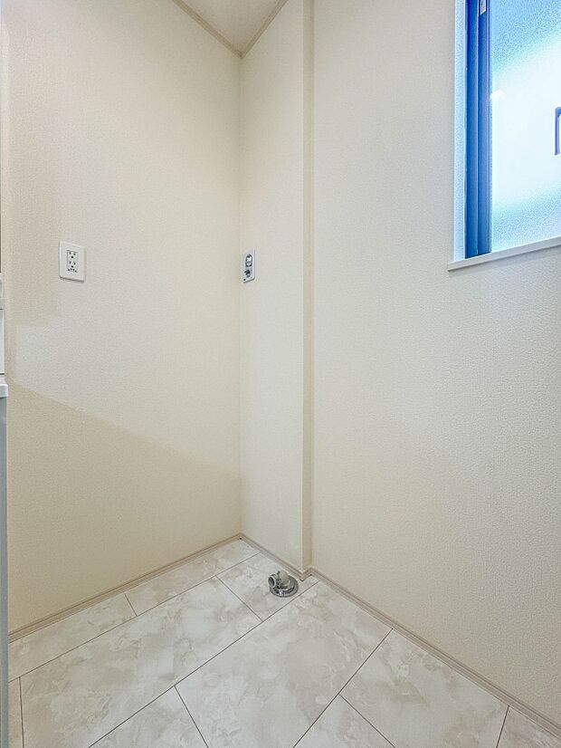 A号棟【ランドリースペース】毎日出る洗濯物を設置するクリーンなスペースです。