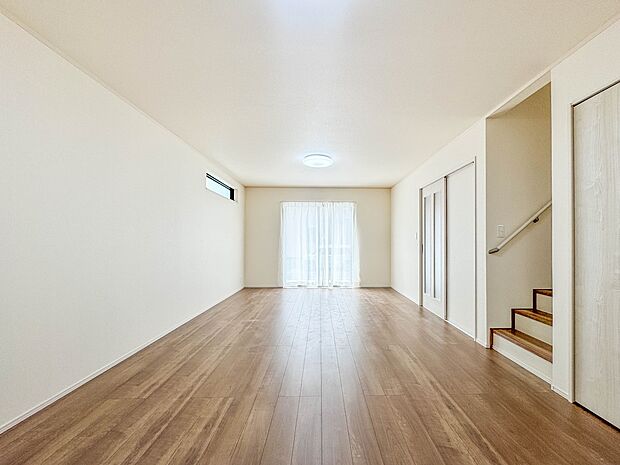 A号棟【LDK19帖】広々としたリビングダイニング。ゆったりとしたキッチン。生活動線をLDK に集中させ、ご家族が過ごしやすい空間設計にしました。