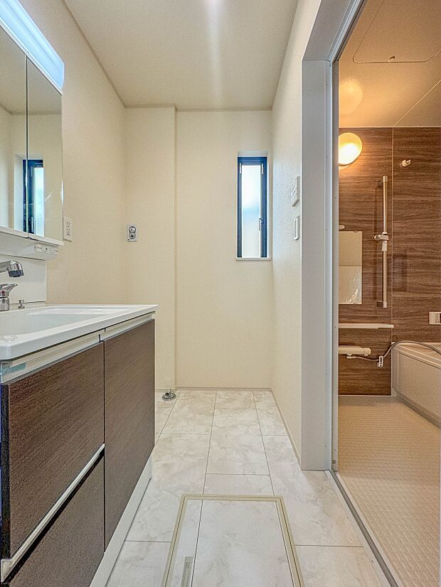 A号棟【脱衣所】脱衣所、洗面所は小さなプライベートスペース。歯磨き、洗顔と毎日施す個人空間。