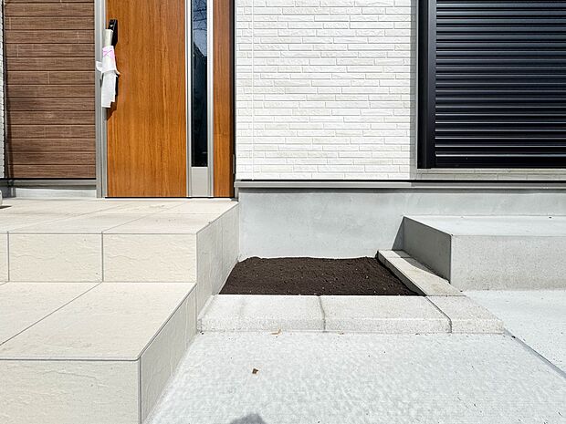 A号棟【庭】プランター等をおいてガーデニングが楽しめます。