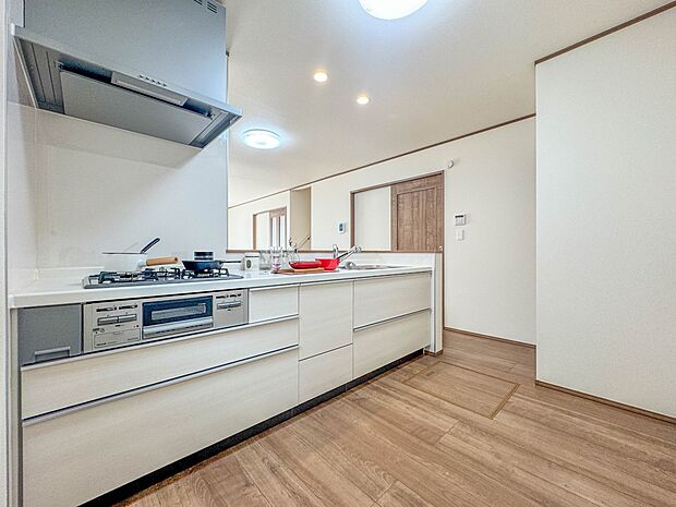 C号棟【キッチン】リビングにいるお子様と会話をしながら家事ができるカウンターキッチン