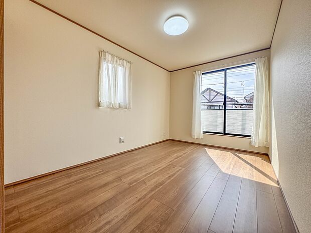 C号棟【寝室6.75帖】シンプルな内装はおしゃれのポイントです。シンプルは華美より飽きがこないからです。色や模様でおしゃれ感をだす。それがシンプルイズビューティーです。