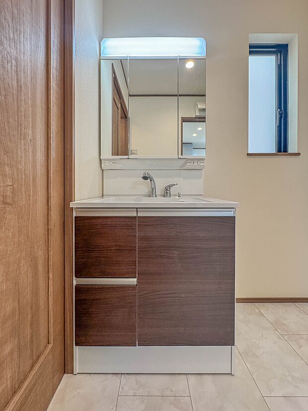 C号棟【洗面台】大きく見やすい三面鏡で清潔感ある洗面台は、身だしなみチェックや肌のお手入れに最適です。