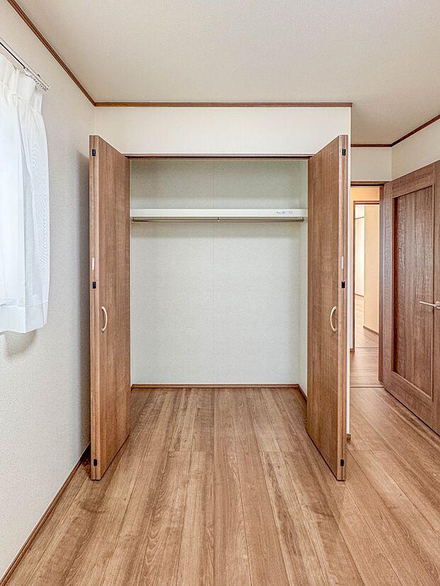 C号棟【収納　洋室6.5帖】限られたスペースを有効に活用できる壁面クローゼット。