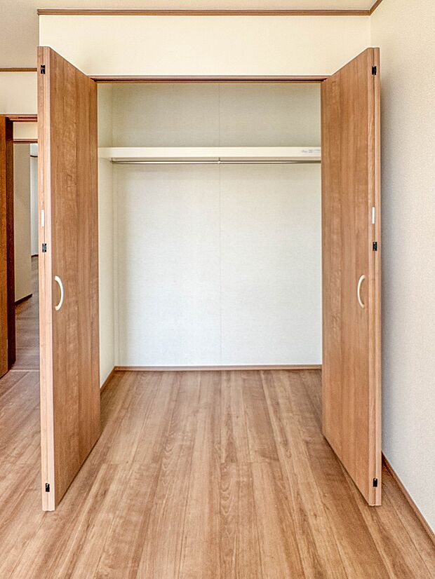 C号棟【収納　寝室6.75帖】各部屋を最大限に広く使って頂ける様、全居住スペースに収納付。プライベートルームはゆったりと快適に。