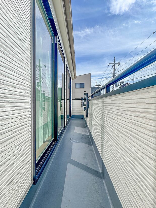 C号棟【バルコニー】澄み切った青空と、心地良い風を感じるバルコニー。