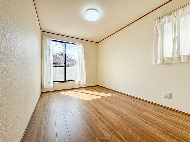 C号棟【洋室6.25帖】充実した生活は伸びやかな居室空間から始まります。快適に・伸びやかに。心の潤いを求める方々へ。