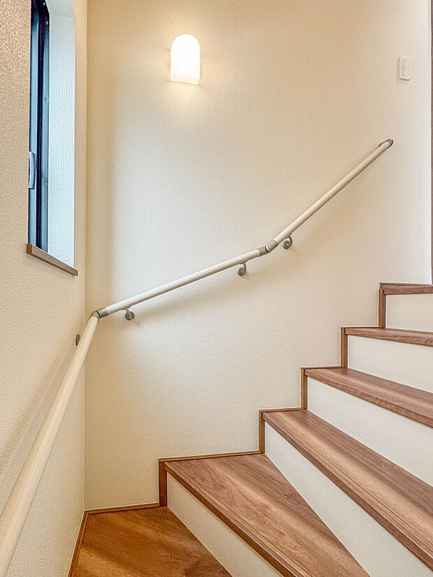 C号棟【手すり付階段】手すりがないと階段の昇り降りで危険なことはもちろん、壁に手をつきながら歩くことで壁紙が汚れやすくなります。すべての方に快適に昇り降りしていただくため、手すりを設置しまし…