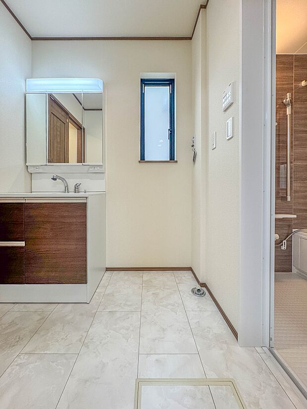 C号棟【ランドリースペース】毎日使う洗濯機。しっかりと奥行きのある置き場が確保されています。