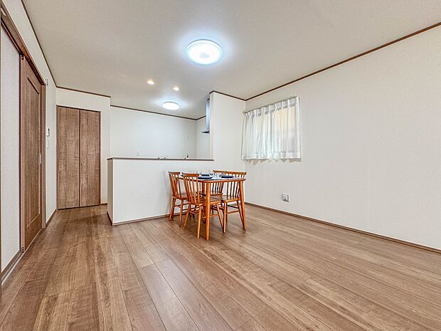 C号棟【LDK19.62帖】木の温もりがやさしいフローリング仕様。明るく広々としたダイニングはとても快適な空間です。