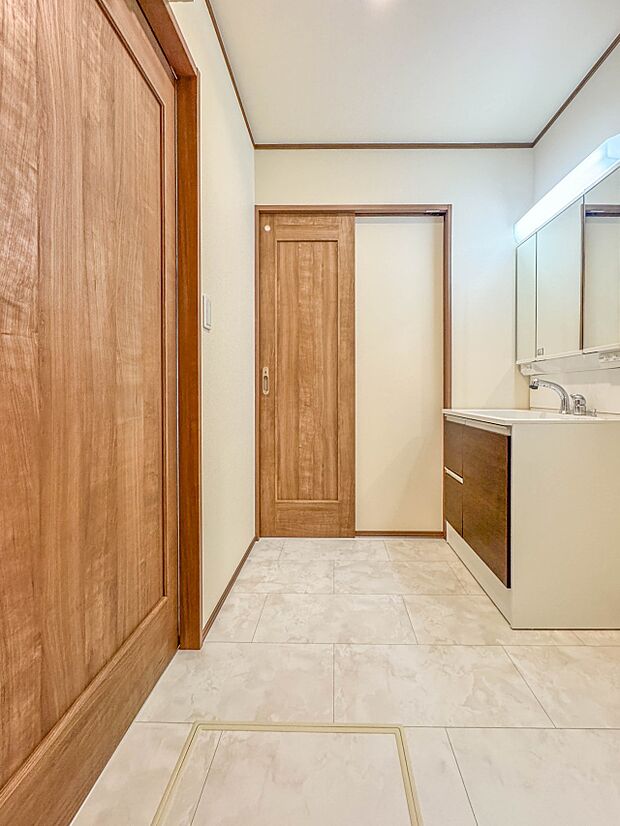 C号棟【脱衣所】洗面所は小さなプライベートスペース。歯磨き、洗顔と毎日施す個人空間。