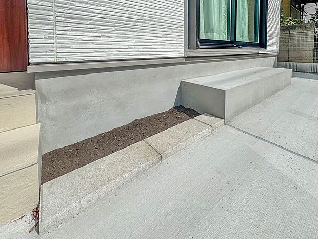 C号棟【庭】プランター等をおいてガーデニングが楽しめます。