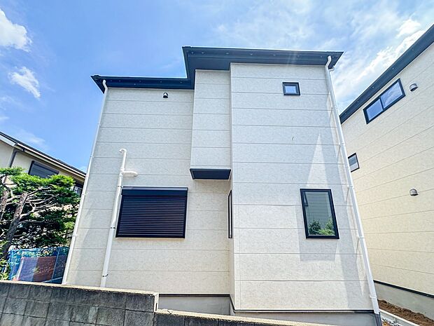 2号棟【現地外観】陽当りが良いと、洗濯物が乾きやすいですし、湿気やカビの心配も減るので快適です。寒い冬の日でも、日差しが届くと家の中が暖かくなりますね。