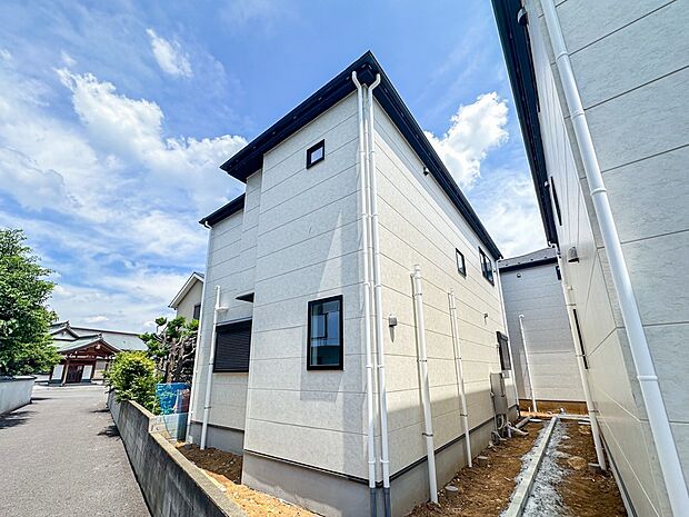 2号棟【現地外観】ここから始まる「日常」はご家族にとってかけがえのない時間となります。少しでも豊かに、快適に。そんな想いから本邸宅は生まれました。