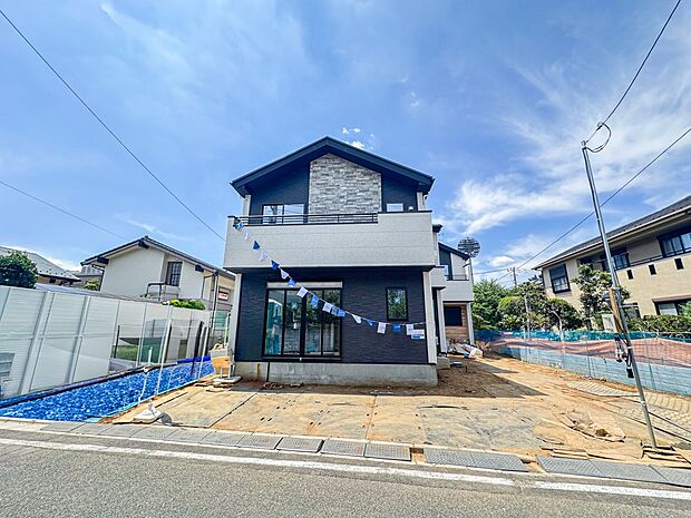 2号棟【現地外観】ここから始まる「日常」はご家族にとってかけがえのない時間となります。少しでも豊かに、快適に。そんな想いから本邸宅は生まれました。