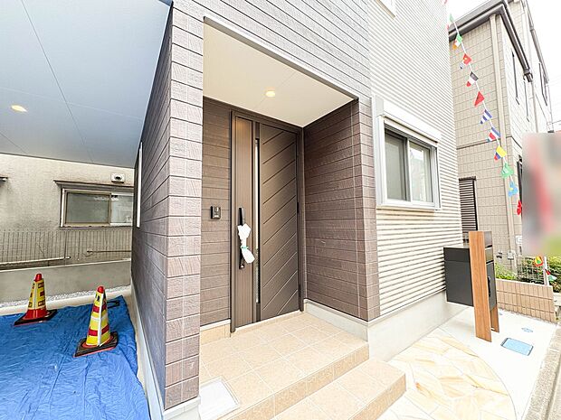 【玄関】玄関はおうちの顔と言われます。玄関アプローチは、外観デザインの印象を左右します。