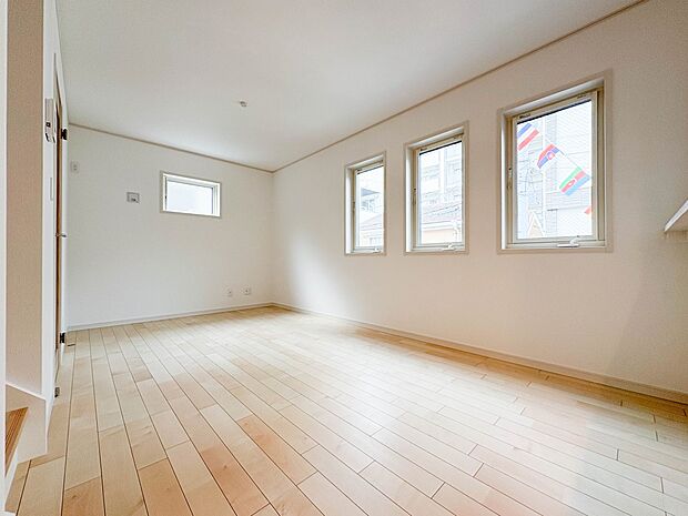 【リビング】  整然とした空間演出、快適な理想の暮らしの実現は家のみの拘りではなく、そこで暮らす方々にとって素敵な環境であることも挙げられると思います。四季折々の変化が奏でる鼓動を楽しんで下…