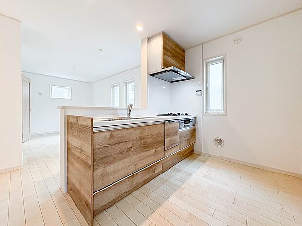 【キッチン】ナチュラルな自然光の中での調理。会話が弾む対面型キッチン。お洒落な食器類を余裕で収納できるスペース。動きやすい女性目線のキッチン動線。これからはお料理をつくる時間が劇的に変わりま…