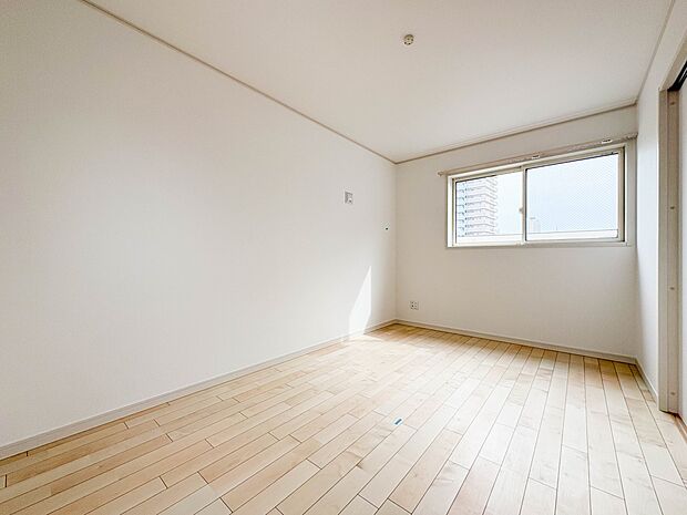 【子供部屋】お子様のお部屋にぴったりなクロークを備えたフローリング仕様の洋室です。