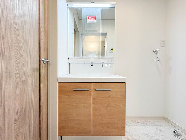 【洗面台】 十分な大きさの洗面台は、身だしなみチェックや歯磨きなど、朝の慌ただしい時間でもホテルライクなスペースで余裕とゆとりを感じて頂けます。