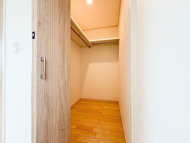 【WIC(ウォークインクローゼット)】 たくさんの洋服をかけてもシワになりにくいウォークインクローゼット。洋服以外にも、普段使わない家電やスーツケース、ストック品など何でも片付く嬉しい空間…