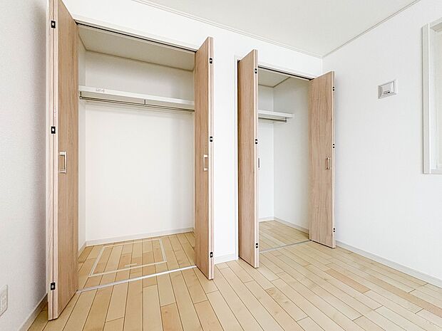 【収納】壁面クローゼットのメリットは、衣類が横一列に並ぶためひと目で洋服が選びやすいこと。衣類をたくさんお持ちの方も、限られたスペース内に無理なく収納することができます。