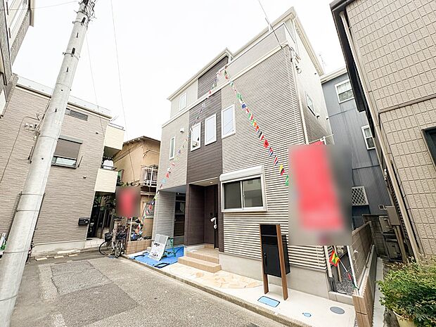 【前面道路】 静かな通りに面した本物件は、落ち着いて暮らすことができます。 閑静な住宅街で比較的車の通りも少ないのでお子様も安心です。