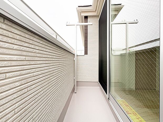 【バルコニー】 朝の澄んだ空気や、夕方に吹く清々しい風を五感で感じられるバルコニー。