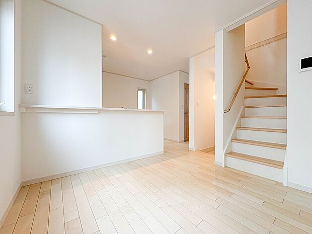 【ダイニングキッチン】会話でホッとコミュニケーションできるリビング。料理でホッとハピネスになるキッチンなど。人をホッとさせる最新設備・仕様を採用しています。