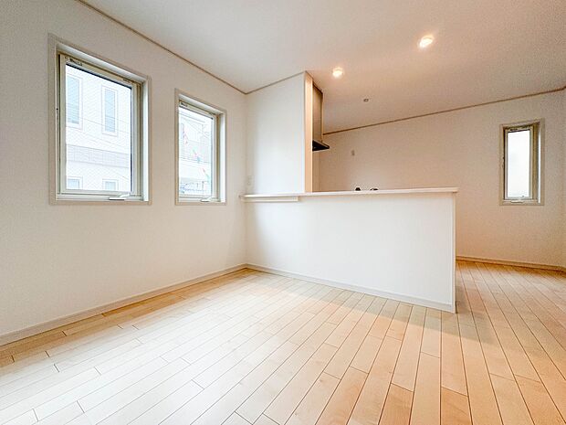 【ダイニング】ダイニングテーブルを置いても十分な広さが確保されています。