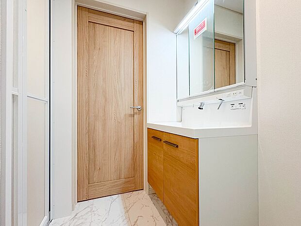 脱衣所、洗面所は小さなプライベートスペース。歯磨き、洗顔と毎日施す個人空間。