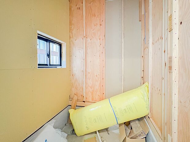 柔らかな陽光とフローリングの色味が調和した快適な空間。