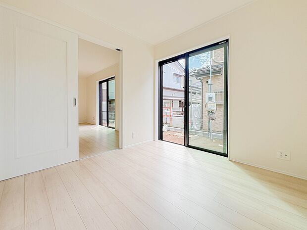 昨今のトレンドになりつつあるのが、広過ぎず、快適すぎない子ども部屋。勉強と寝るだけの部屋にすることで閉じこもりがなくなり、リビングで過ごす時間が増えると言われています。