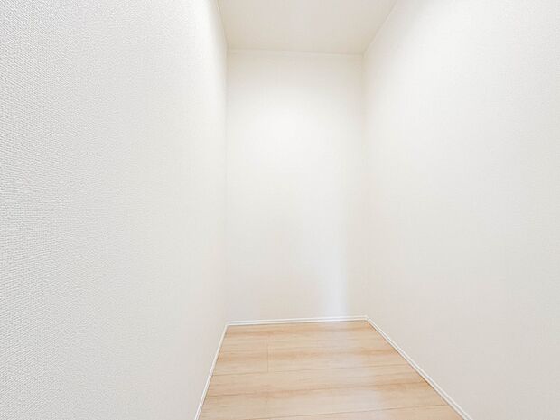 ■WIC含め、各居室にクローゼット収納。共有収納も豊富な設計