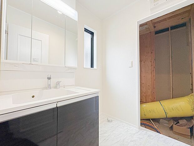 脱衣所、洗面所は小さなプライベートスペース。歯磨き、洗顔と毎日施す個人空間。換気も設置して、熱気などを開放して、爽やかなスペースになるように設計されています。