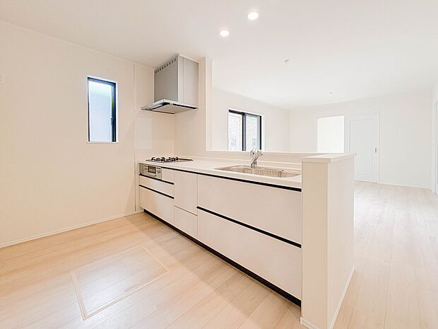 【カウンターキッチン】 リビングにいるお子様と会話をしながら家事ができるカウンターキッチン。いま手があいているか、忙しそうなのか相手の様子を伺いながらコミュニケーションをとる訓練にもなります…