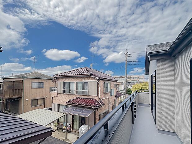 朝の澄んだ空気や、夕方に吹く清々しい風を五感で感じられるバルコニー。