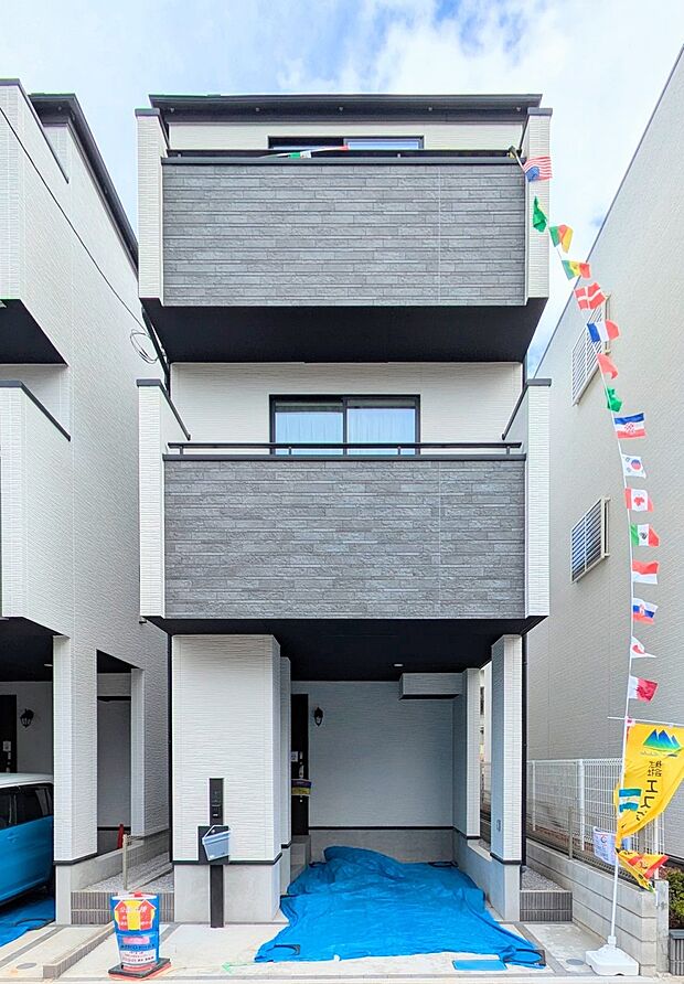 【玄関】ここから始まる「日常」はご家族にとってかけがえのない時間となります。少しでも豊かに、快適に。そんな想いから本邸宅は生まれました。　