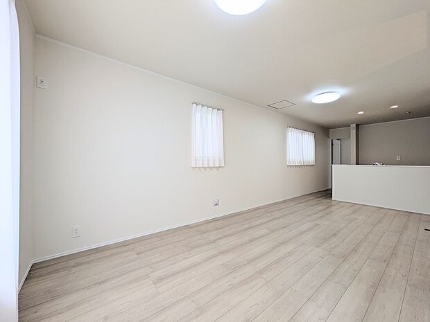 【リビング】  整然とした空間演出、快適な理想の暮らしの実現は家のみの拘りではなく、そこで暮らす方々にとって素敵な環境であることも挙げられると思います。四季折々の変化が奏でる鼓動を楽しんで下…