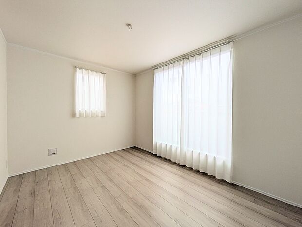 大きな窓からたっぷりと陽光が注がれる明るい空間。