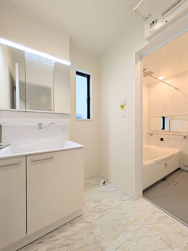 【洗面台】洗面所は小さなプライベートスペース。歯磨き、洗顔と毎日施す個人空間。小窓も設置して、熱気などを開放して、爽やかなスペースになるように設計されています。